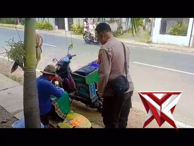 Anggota Polsek Ujungpangkah Beri Pesan Kamtibmas Tukang Sol Sepatu - PoliceTube