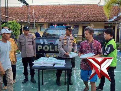 Polsek Kebumen berbagi sembako menyalurkan Zakat Fitrah kepada Masyarakat  Kec. Kebumen