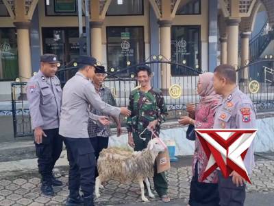 Polsek junrejo Berbagi hewan kurban