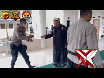 Berikan bantuan sosial Ke Yayasan Yatim Zakaria - PoliceTube