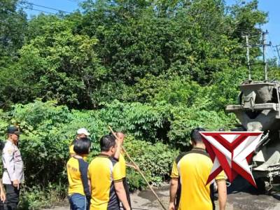 Kegiatan Bakti Sosial Penambalan Jalan oleh Polsek Kota Lahat - PoliceTube