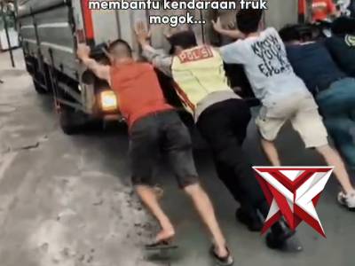 Personel Pos Pam Dangdeur menunjukkan kepedulian dan kesigapan dengan membantu masyarakat