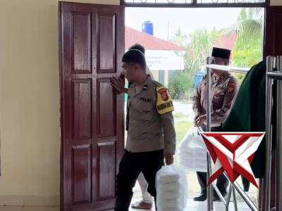 Pemberian Takjil Polsek Pasir Penyu Polres Indragiri Hulu