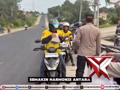 Berbagi Takjil ke Ojek Online Polres OKU Timur.