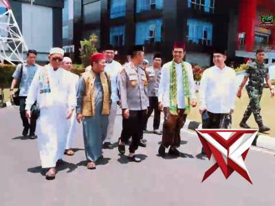 Menjemput Kemuliaan dalam Pengabdian: Momen Khusyuk Kapolda Sumsel & UAS di Masjid Assa&rsquo;adah

Suasan