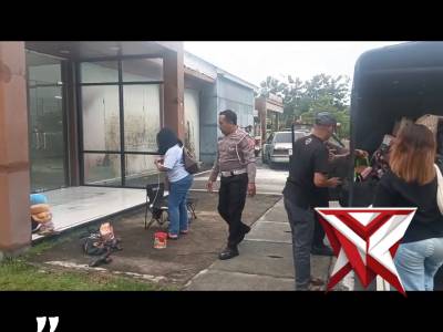 Petugas Pos Yon 575B Ngawi membantu pemudik yang mengalami musibah kebakaran kendaraan di Rest Area