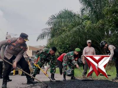 Polres OKI menggelar kegiatan Pembersihan Lingkungan dan Penambalan Jalan melalui Program BELIDA.