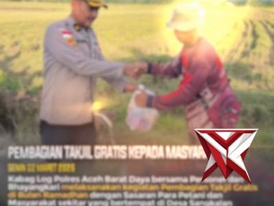 PEMBAGIAN TAKJIL GRATIS KEPADA MASYARAKAT