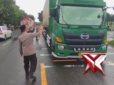 Polres Tuban - Polsek Jenu berbagi Takjil kepada Masyarakat