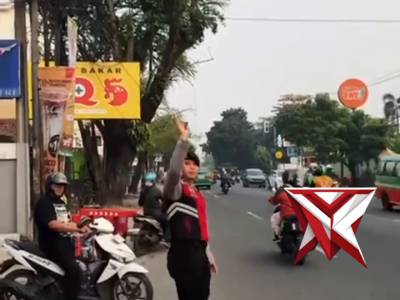 Personel Satgas II Preventif Polres Cimahi melaksanakan Pengaturan Lalu Lintas Pagi di sekitaran Jal