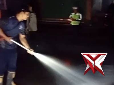 Antisipasi.Laka lantas, Anggota Polsek Plaosan dan Petugas damkar melaksanakan pembersihan tumpahan