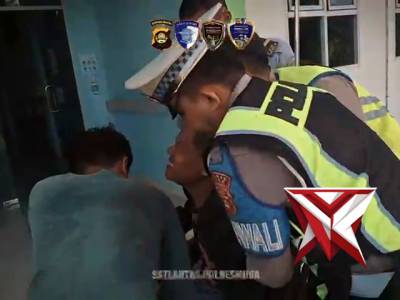 14. Satlantas Polres Muba bantu pemudik kecelakaan