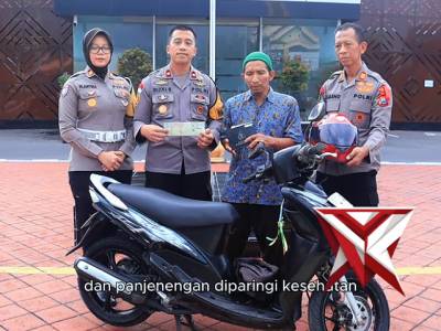 Polres Ngawi melaksanakan penyaluran bantuan sepeda motor kepada korban kebakaran kendaraan yang ter