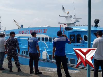 Anggota Polsek Kawasan Melaksanakan PAM Keberangkatan Kapal KMP Express Bahari 3F situasi Aman