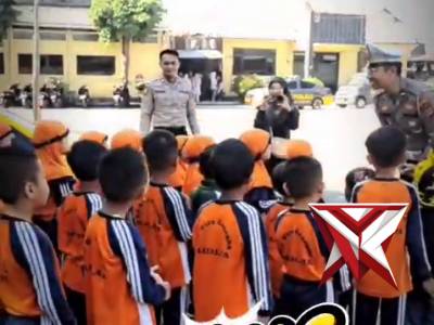 Personel Polsek Majalaya melaksanakan kegiatan pendidikan masyarakat (Dikmas) kepada anak-anak TK