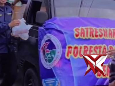 Sat Narkoba Polresta Banyumas bagi takjil untuk masyarakat.