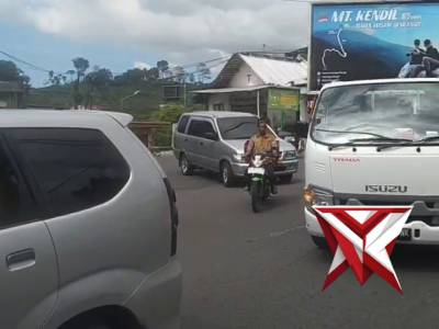 Antisipasi Laka lantas dan kemacetan, Anggota Polsek Plapsan melaksanakan Pengaturan Lalu lintas