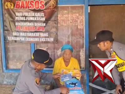 BANSOS RAMADHAN, KAPOLSEK GALIS POLRES PAMEKASAN BERSAMA PR SUBUR JAYA HJS SALURKAN PAKET SEMBAKO