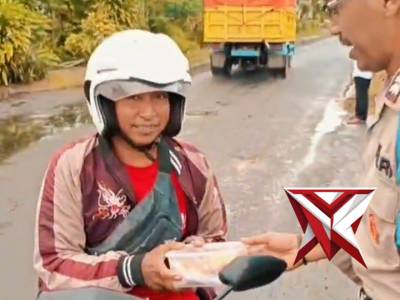 Anggota Polsek Lembeyan beserta Bhayangkari laksanakan pembagian takjil kepada pengguna jalan - PoliceTube