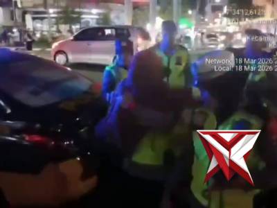 Pertolongan pertama Personil Polwan kepada warga masyarakat