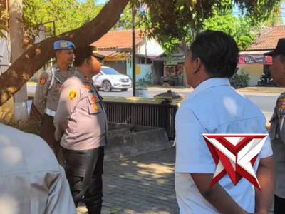 Kapolsek Asembagus Iptu Untoro Windu Priyadi, SH Melaksanan Apel Pagi di Depan Mako