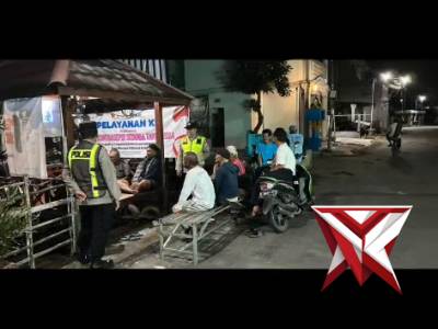 Polsek Barat tingkatkan patroli dialogis dengan warga di Poskamling Desa Manjung guna mencegah tinda