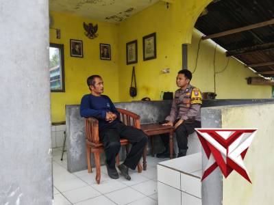 Bhabinkamtibmas melaksanakan sambang warga binaan di perkebunan sukorambi