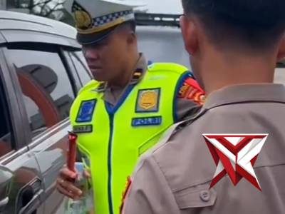 Polri,_pembagian takzil utk Para pemudik