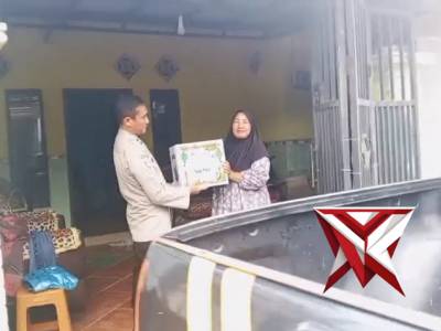 PENYERAHAN PARCEL LEBARAN KEPADA WARAKAWURI