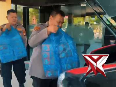 Polres Inhu Berbagai Takjil Kepada Driver Ojek online