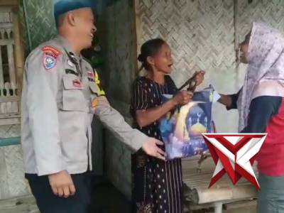 MENJELANG HARI RAYA IDUL FITRI ,BHABINKAMTIBMAS ANTIROGO BERBAGI, KEPADA KAUM DUAFA. - PoliceTube