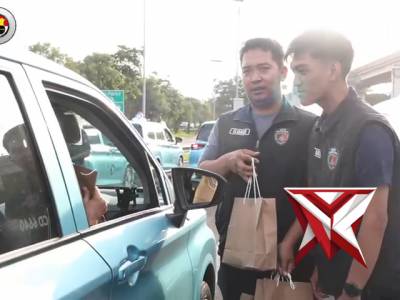 Satreskrim Polresta Bandara Soekarno-Hatta berbagi takjil di bulan suci Ramadan.