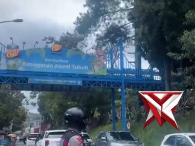 Personel Satgas II Preventif Polres Cimahi membantu Satgas Kamseltibcar Lantas - PoliceTube