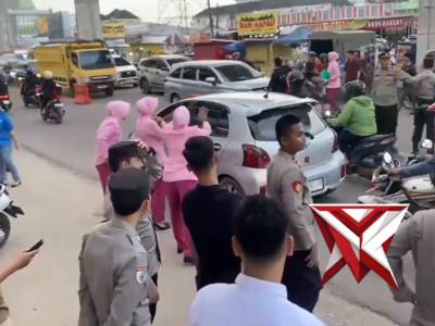 Pembagian Takjil Polda Sumsel