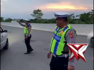 Sat Lantas Polres OKI membantu pemudik yang kehabisan BBM 
SATLANTAS POLRES OKI HADIR.