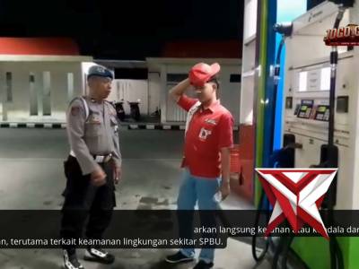 Anggota Polsek Kedamean, Menyapa rekan-rekan petugas SPBU di malam hari.