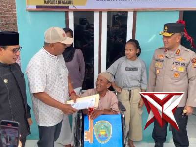 *Kapolresta Bkl Kombes Pol Rahmad Hidayat, S.S., M.H menghadiri peresmian bedah rumah Polda Bengkulu