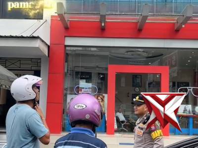 Pamapta Polres Pacitan melaksanakan kegiatan patroli dialogis dengan masyarakat di sekitar wilayah