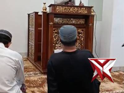 Usai ibadah sholat isya menjelang sholat Taraweh, ada pesan cinta yang tersampaikan. Kapolsek Lubuk