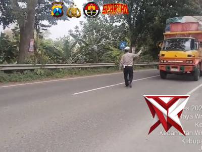 Penertiban jam operasional truk