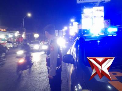 QR POLSEK SUKASARI POLRESTABES BANDUNG LAKUKAN GIAT RUTIN YANMAS MALAM BANDUNG LAUTAN BIRU