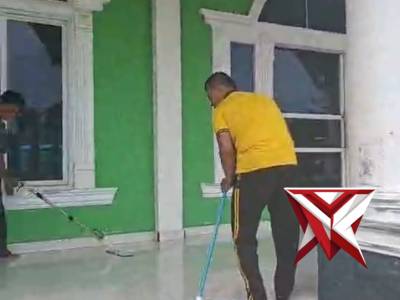 Personil Polsek Riau Silip Bersama Bhabinkamtibmas Giat Bersih-Bersih Masjid