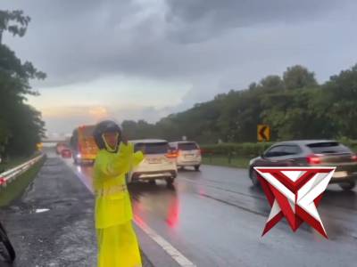 Tak Surut Karena Hujan, Personel Sat Samapta Polres Majalengka Tetap Siaga Urai Kepadatan di KM 152