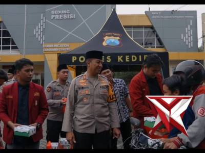 Tebar Kepedulian Ramadan Bersama Mahasiswa dan Wartawan, Polres Kediri Bagikan Ratusan Takjil  Di te