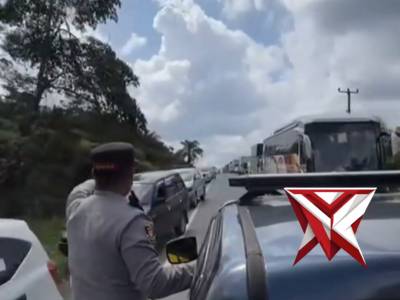 Polisi Berjibaku Urai Kemacetan di Jalur Lintas Timur, Pemudik Apresiasi Pelayanan Humanis