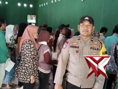Polsek Karangtengah melaksanakan monitoring kegiatan pembagian BLT Kesra di GOR Desa Karangtowo - PoliceTube