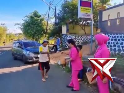 Polsek Ngariboyo bersama Bhayangkari Ranting Ngariboyo berbagi takjil kepada masyarakat pengguna jal