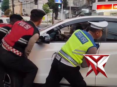 Personel  Polda Bali Membantu Masyarakat