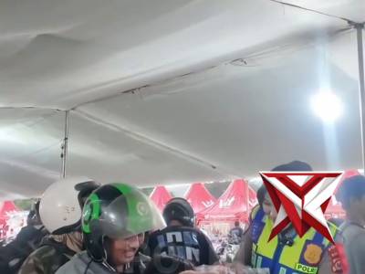 Polri melalui Ditlantas Polda Banten membagikan goodybag kepada para pemudik di Pelabuhan Pelindo II