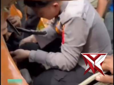 Mengevakuasi Sopir Yang Terjepit